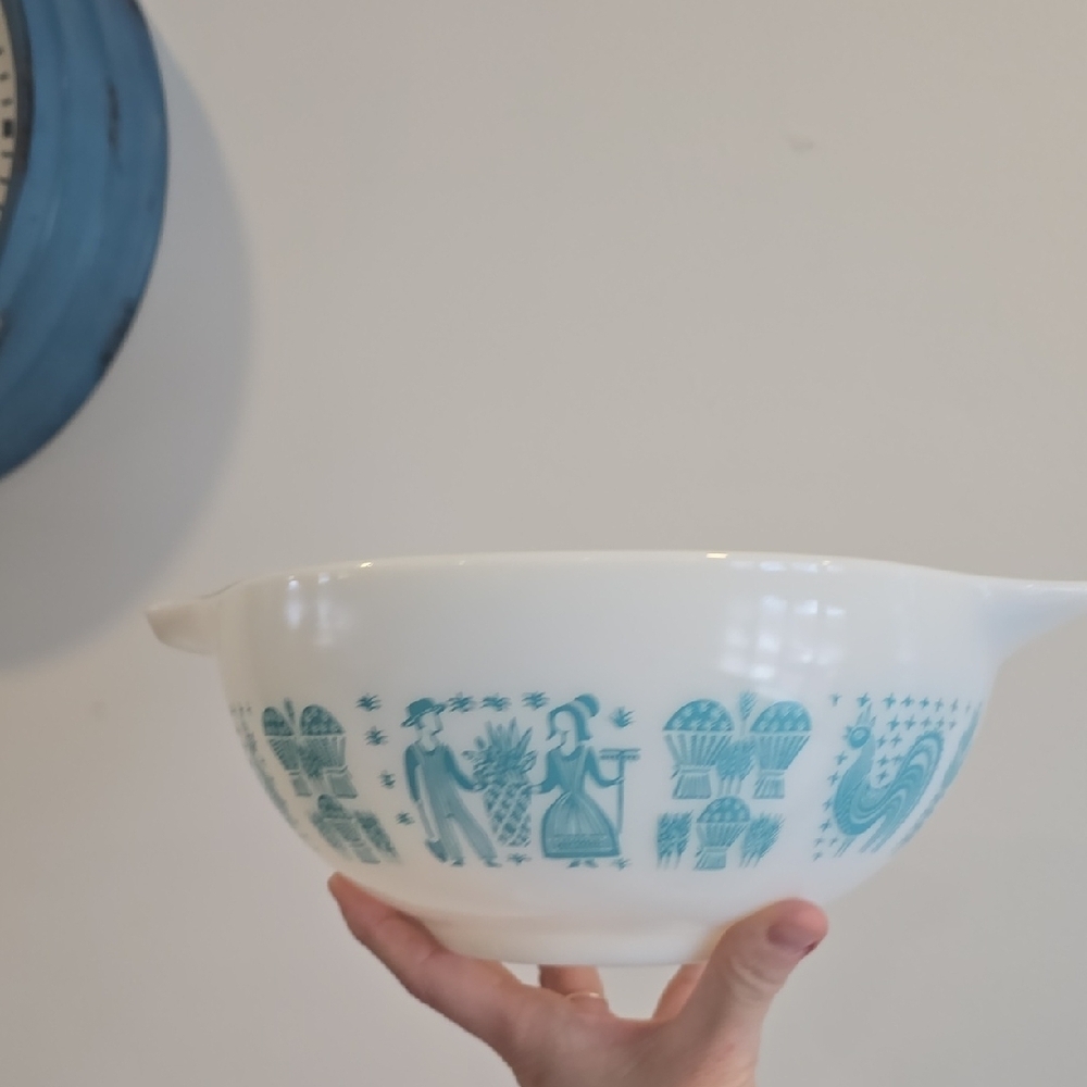 Vintage Pyrex Amish Butterprint Set of 2 Turquoise Cinderella Nesting bowls - Picture 4 of 10